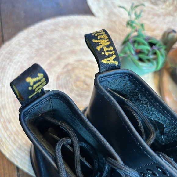 DR. MARTENS 1460 8-EYE BOOT IN BLACK SMOOTH LEATHER - SIZE 7 - Picture 2 of 5